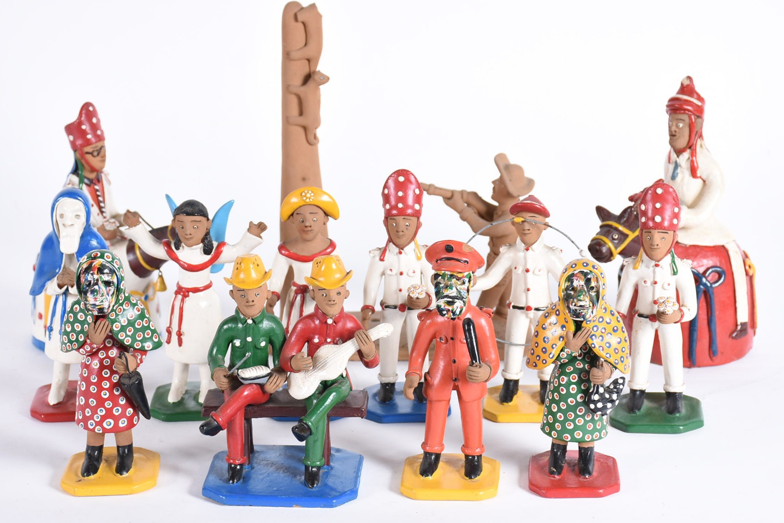 Conjunto com 11 peças de barro cozido assinado CLÓVIS; uma... - foto 1 de 8