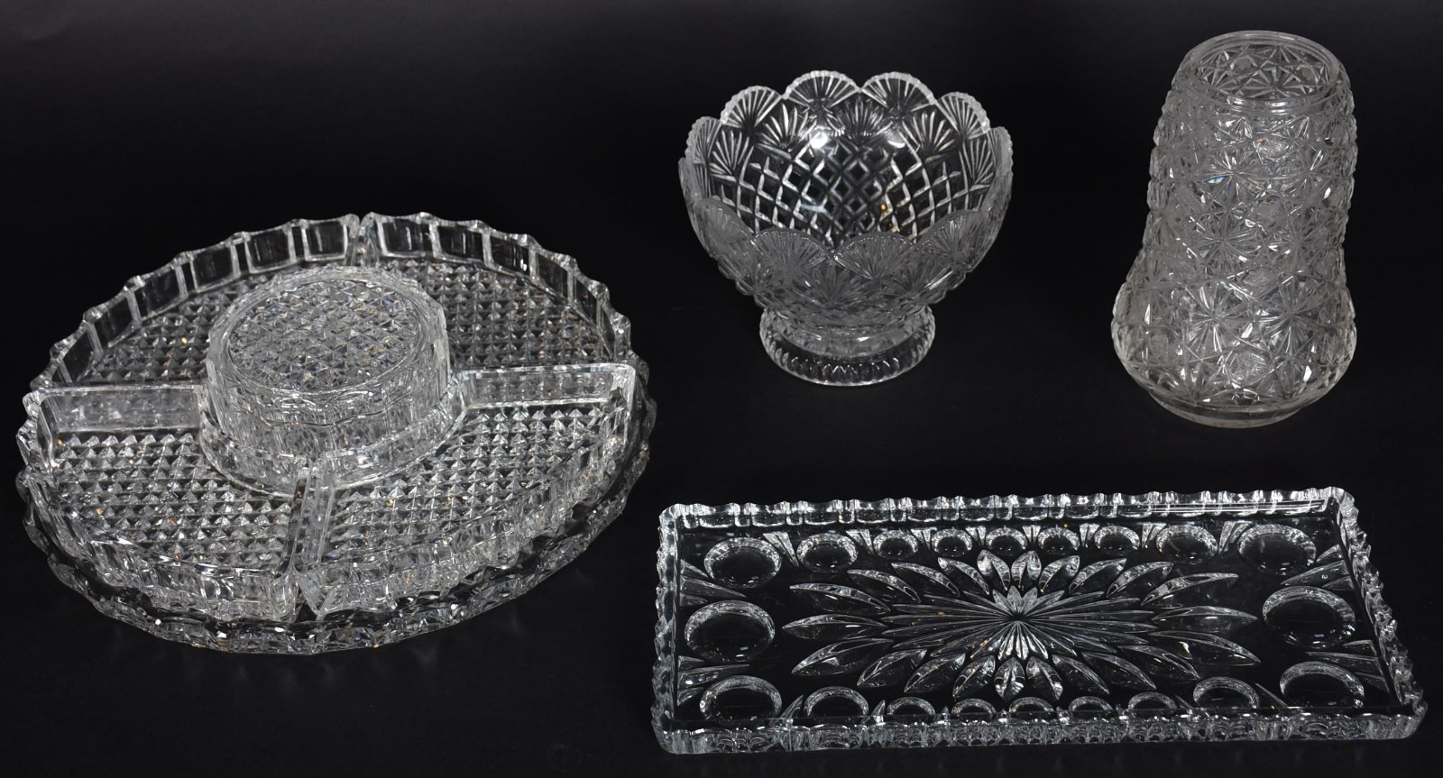 Quatro peças de cristal, sendo: porta petiscos, vaso, bowl e bandeja. - foto 2 de 4