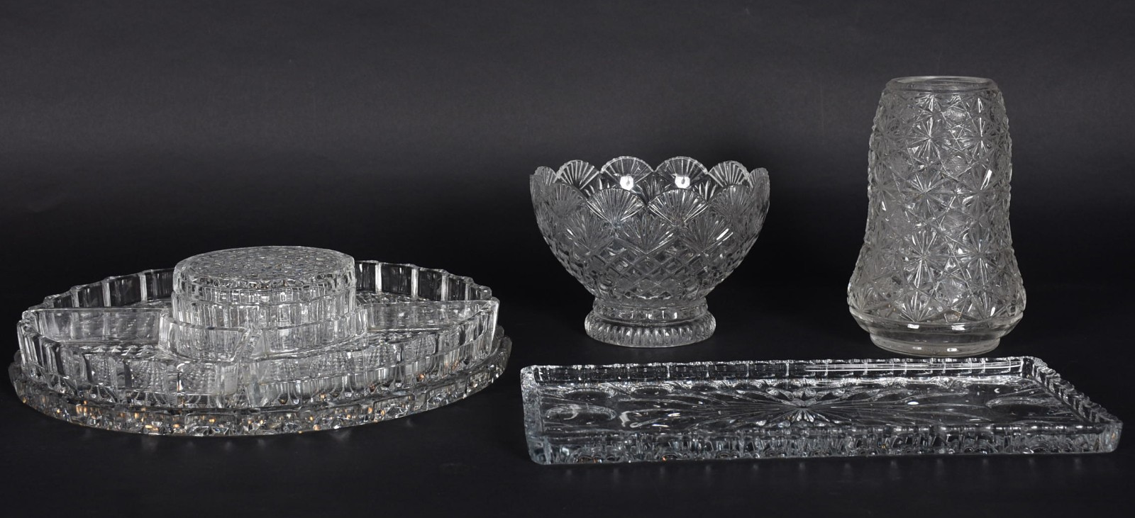 Quatro peças de cristal, sendo: porta petiscos, vaso, bowl e bandeja. - foto 1 de 4