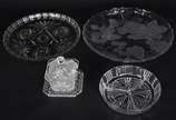 Quatro peças diversas de cristal e vidro, sendo... - Quatro peças diversas de cristal e vidro, sendo: 2 pratos para bolo, bowl com divisórias para petiscos e potiche para<br>mel ou geléia com prese...