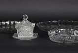 Quatro peças diversas de cristal e vidro, sendo... - Quatro peças diversas de cristal e vidro, sendo: 2 pratos para bolo, bowl com divisórias para petiscos e potiche para<br>mel ou geléia com prese...