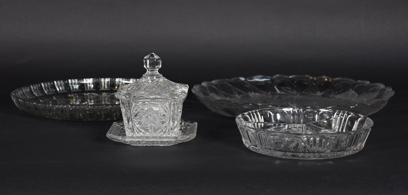 Quatro peças diversas de cristal e vidro, sendo: 2 pratos para bolo... - foto 1 de 3