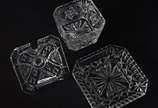 Quatro peças diversas de cristal e vidro, sendo... - Quatro peças diversas de cristal e vidro, sendo: 2 pratos para bolo, bowl com divisórias para petiscos e potiche para<br>mel ou geléia com prese...