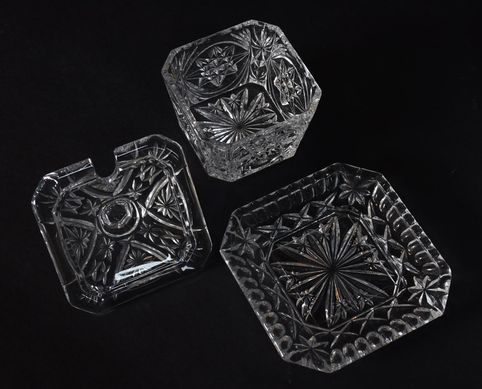 Quatro peças diversas de cristal e vidro, sendo: 2 pratos para bolo... - foto 3 de 3