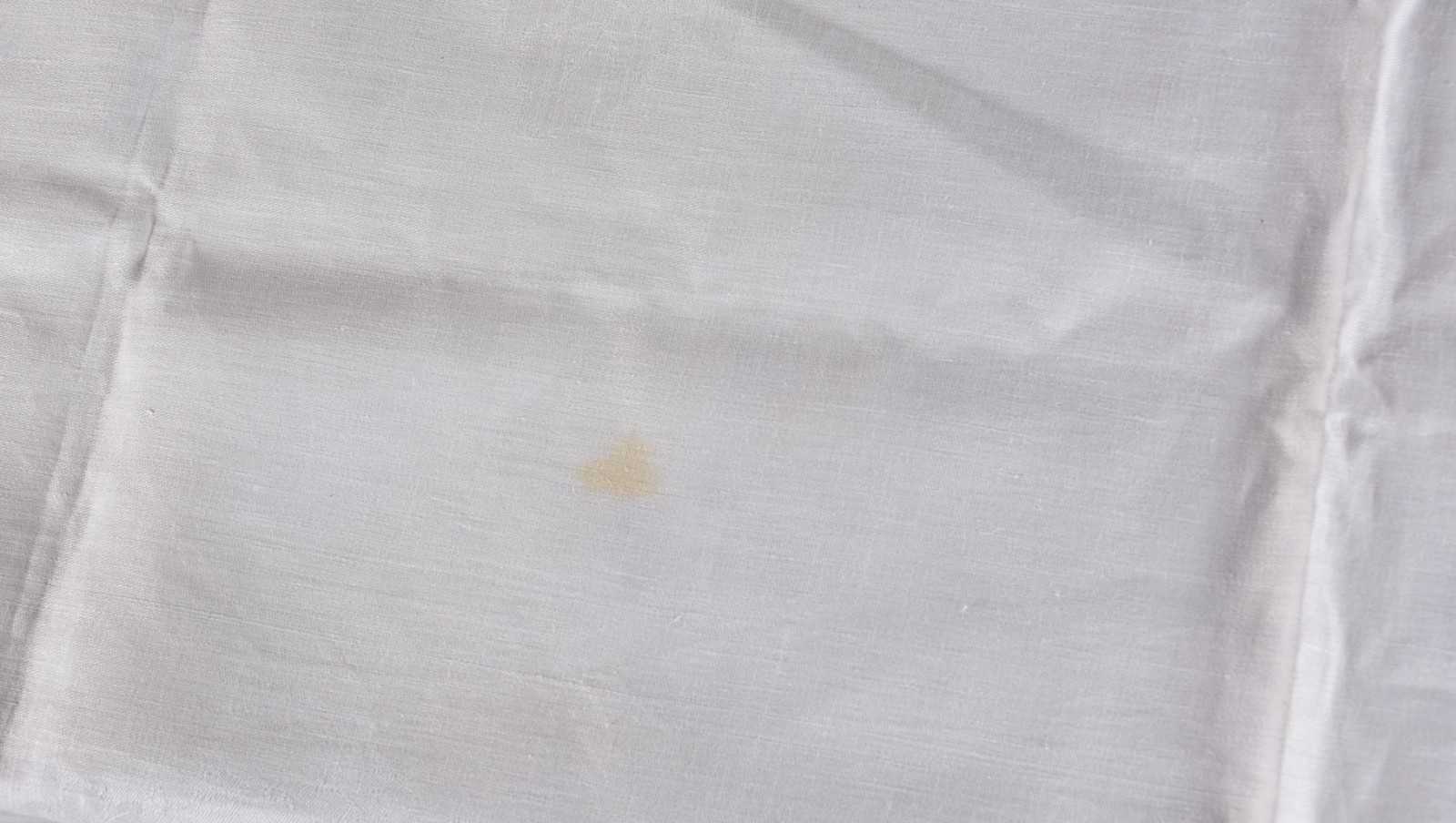 Duas toalhas de mesa na cor branca com 13 guardanapos (com algumas... - foto 3 de 6