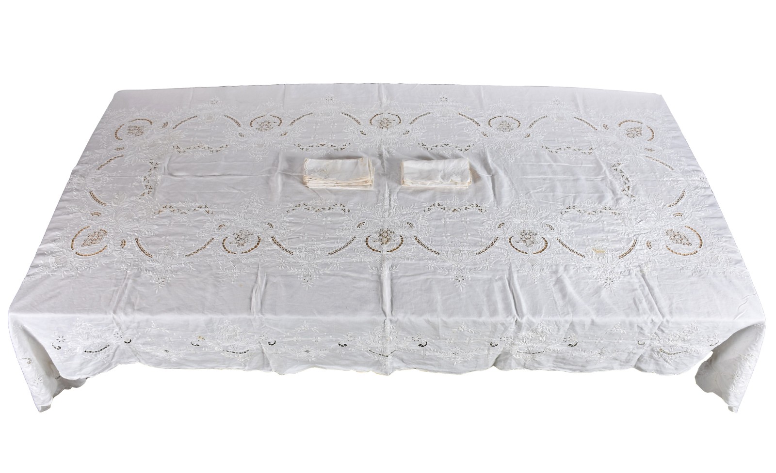 Toalha de mesa na cor branca com bordados e vazados, com 10... - foto 1 de 2