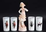 Cinco peças diversas, sendo: estatueta de biscu... - Cinco peças diversas, sendo: estatueta de biscuit policromado representando camponesa e cinco copos longos de opalina decorados com figuras típi...
