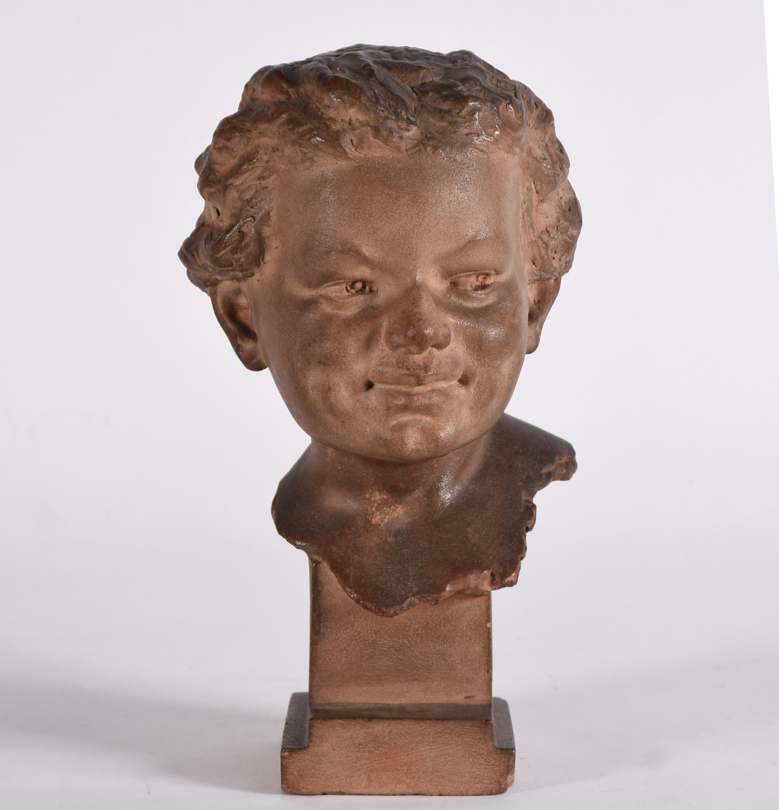 Duas peças, sendo: busto de barro cozido representando menino e caixa... - foto 1 de 10
