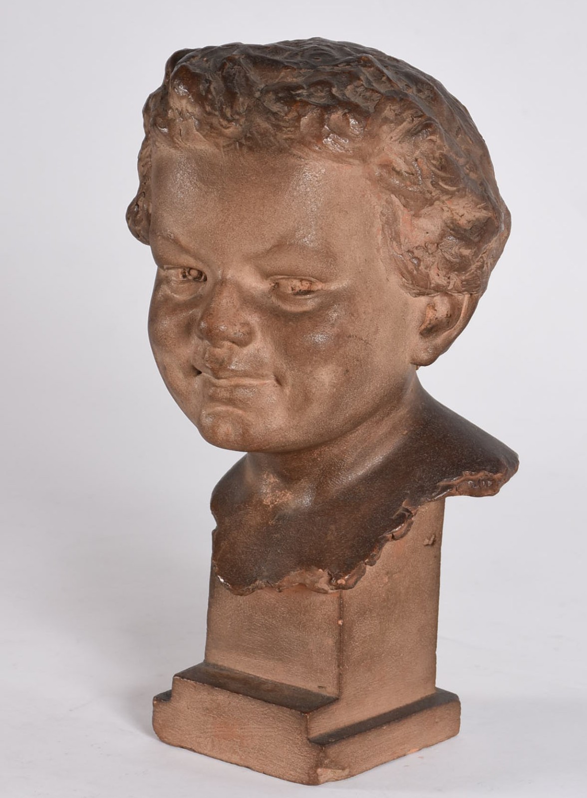 Duas peças, sendo: busto de barro cozido representando menino e caixa... - foto 3 de 10