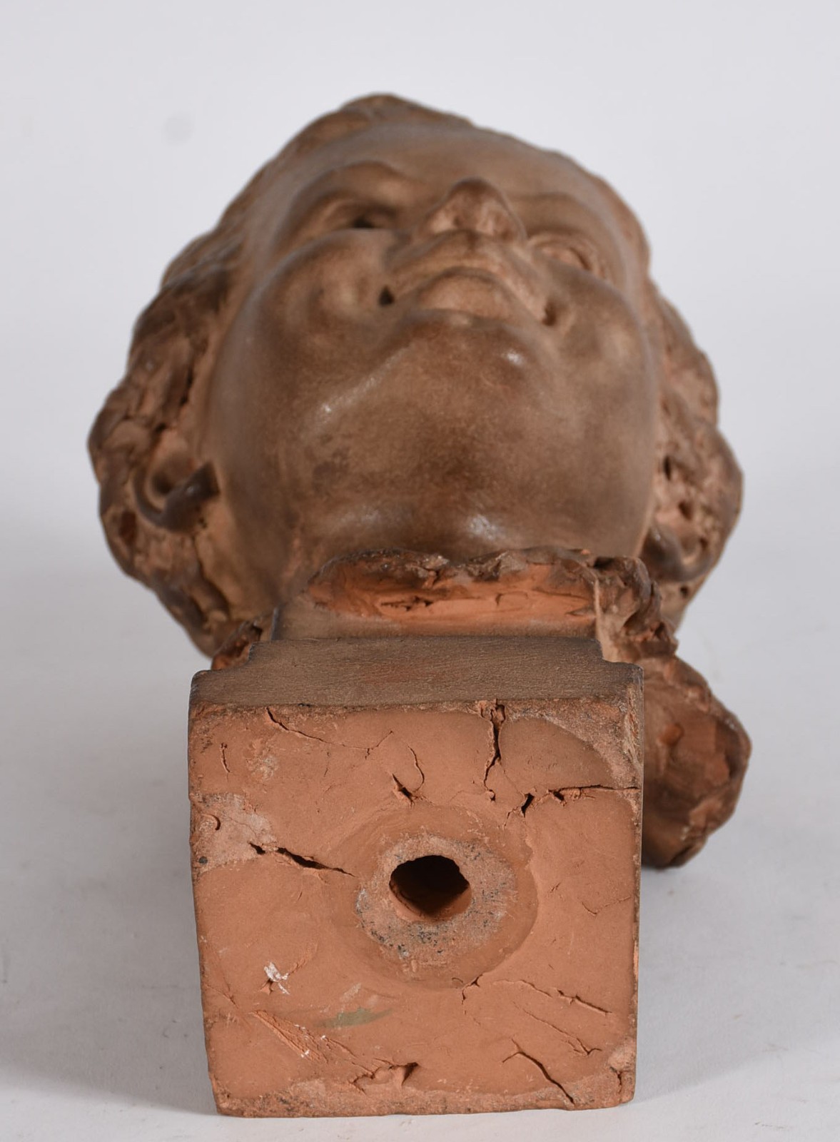 Duas peças, sendo: busto de barro cozido representando menino e caixa... - foto 6 de 10