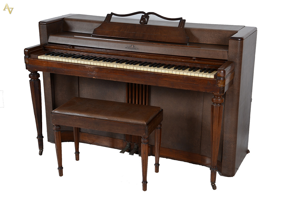 Piano com banqueta WURLITZER medindo: 145 x 65 cm. Altura: 93 cm...