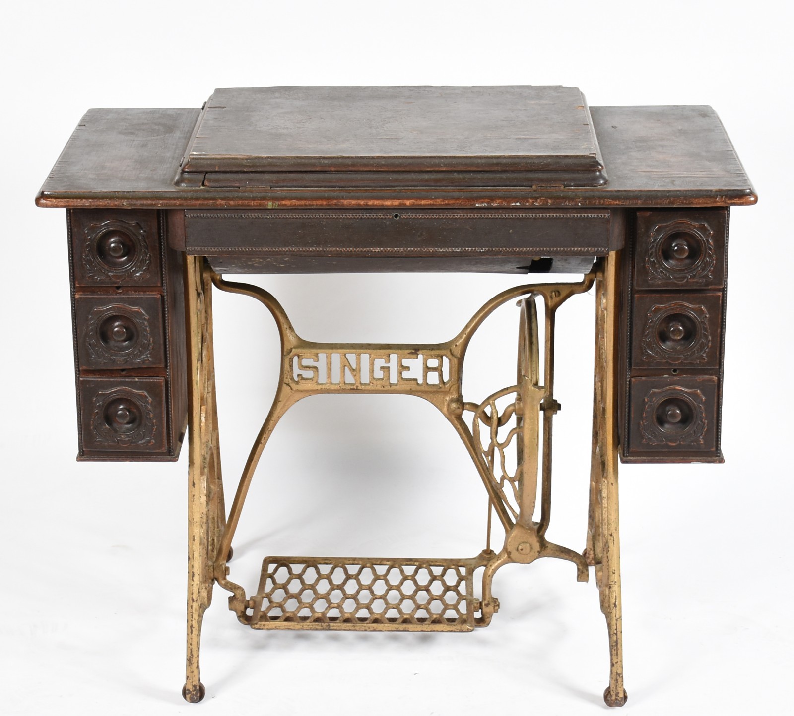Antiga máquina de costura Singer com gabinete, metal com desgastes. - foto 2 de 11