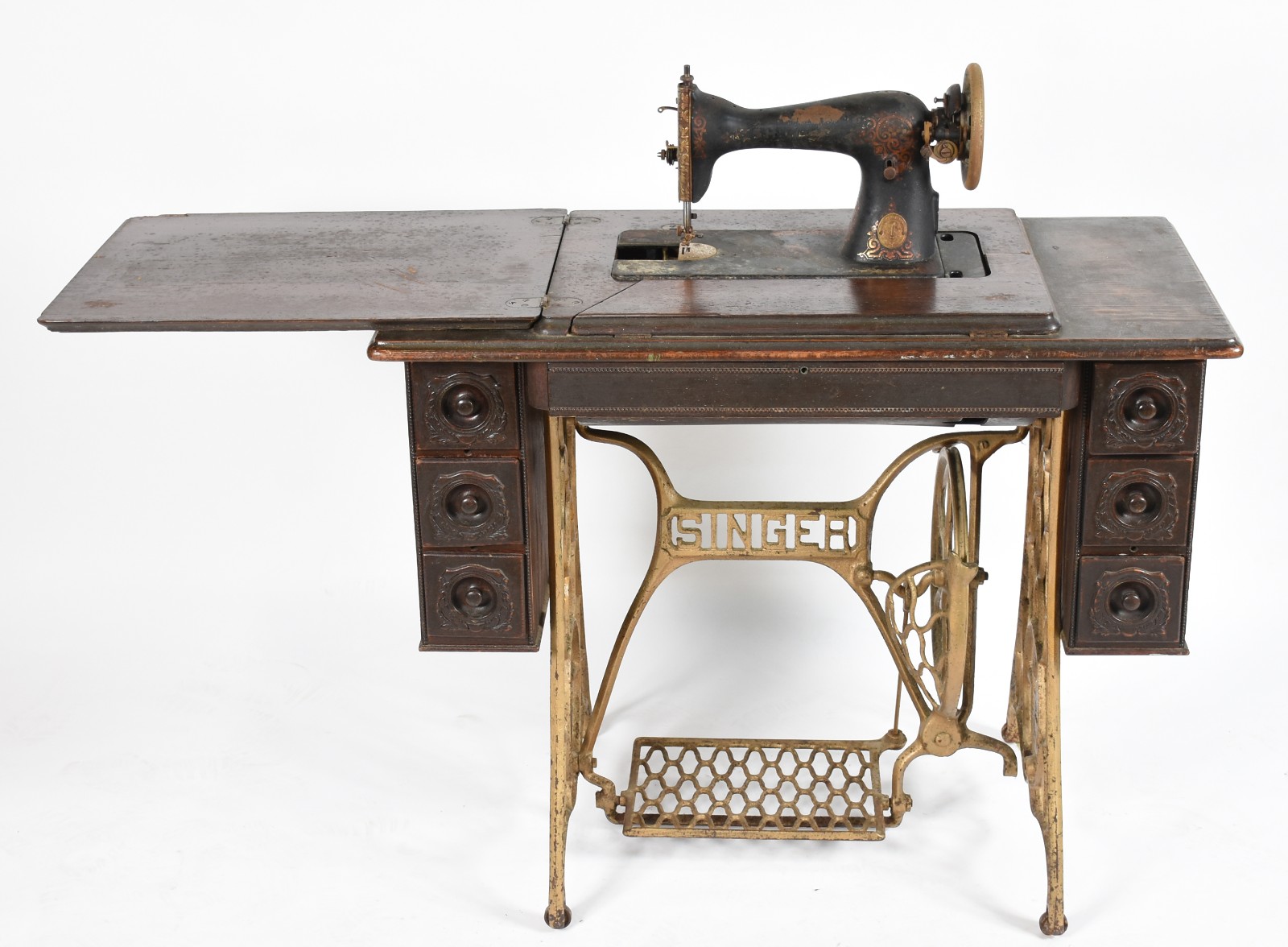 Antiga máquina de costura Singer com gabinete, metal com desgastes. - foto 3 de 11