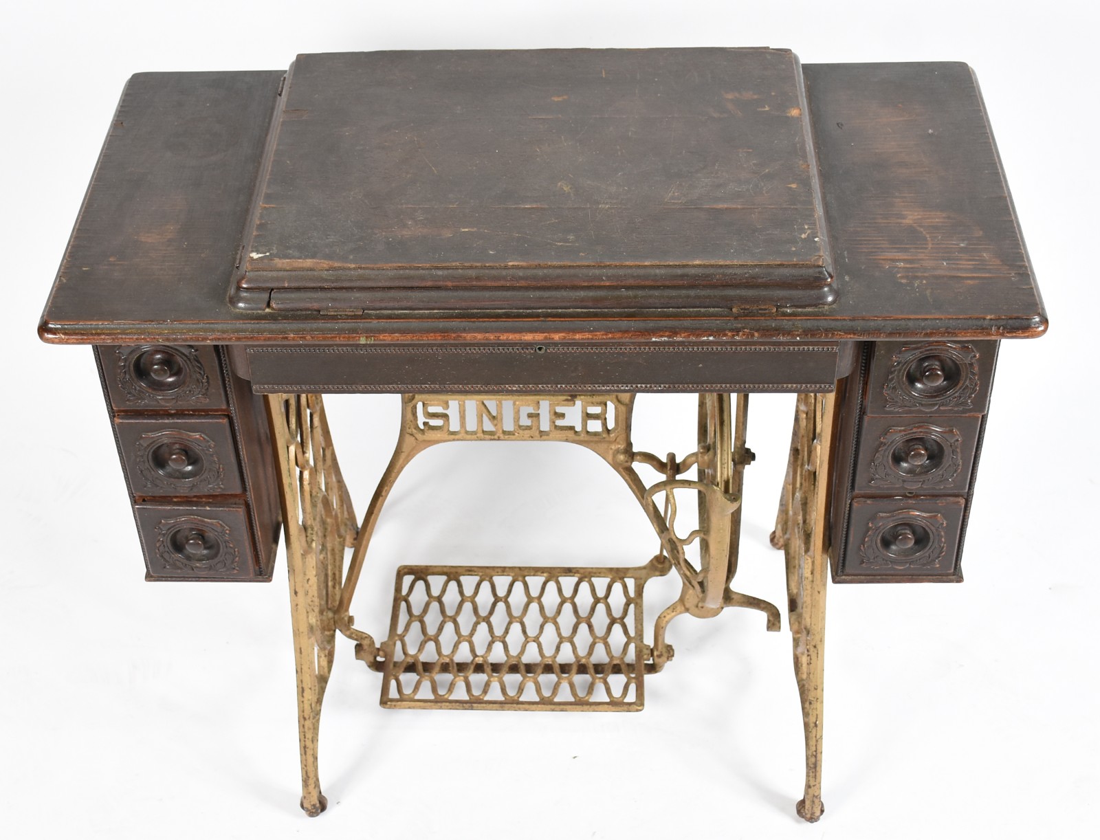 Antiga máquina de costura Singer com gabinete, metal com desgastes. - foto 4 de 11