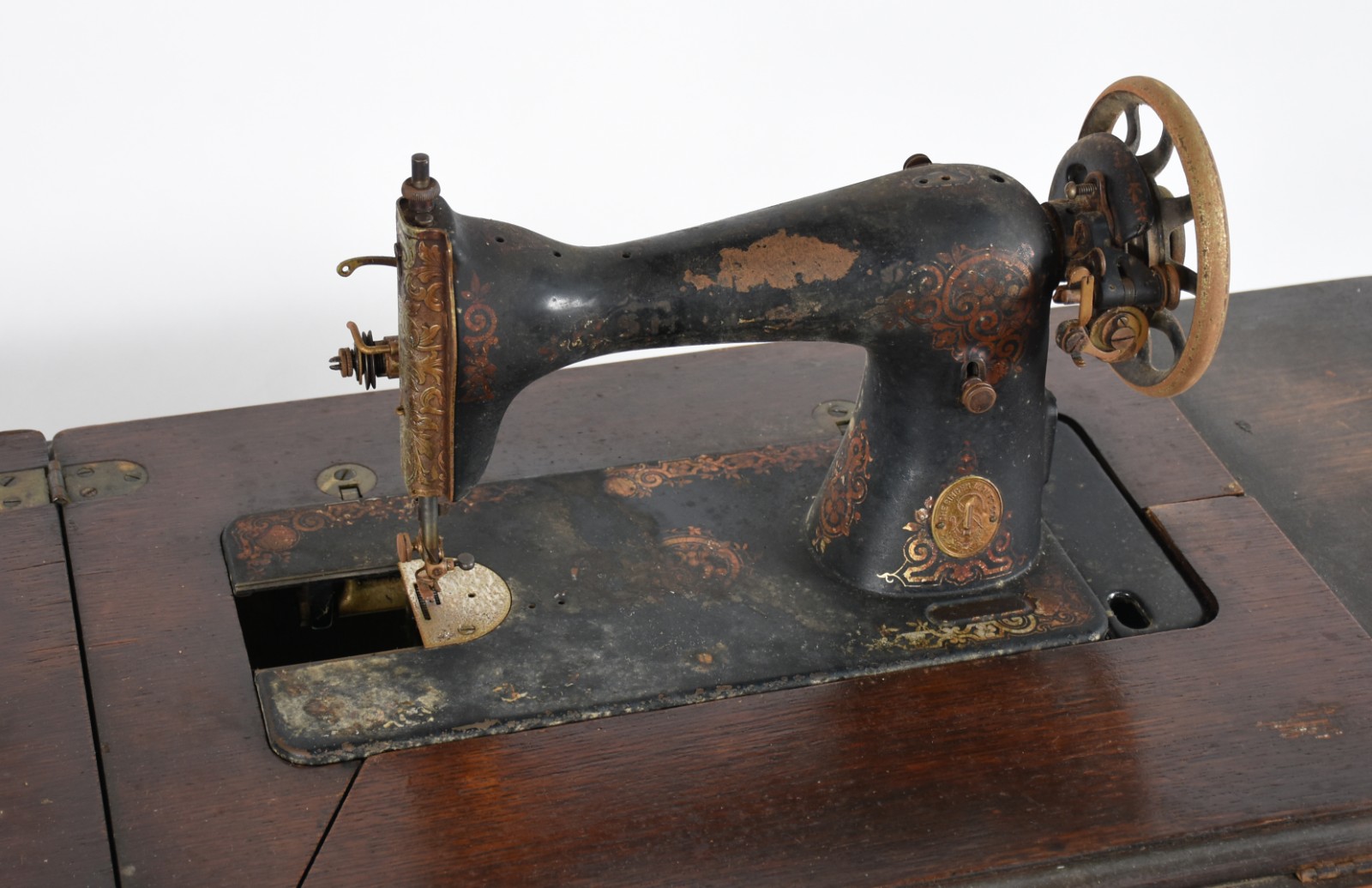 Antiga máquina de costura Singer com gabinete, metal com desgastes. - foto 5 de 11