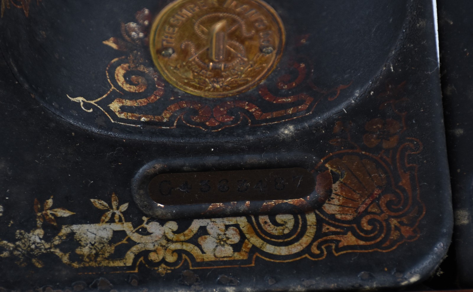 Antiga máquina de costura Singer com gabinete, metal com desgastes. - foto 6 de 11