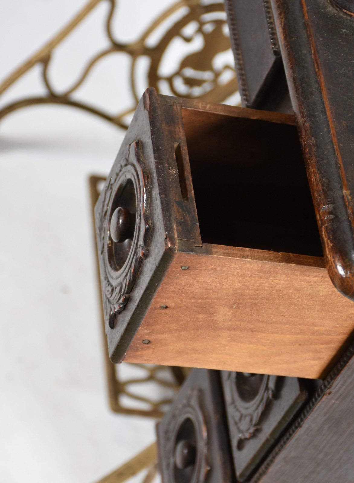 Antiga máquina de costura Singer com gabinete, metal com desgastes. - foto 8 de 11
