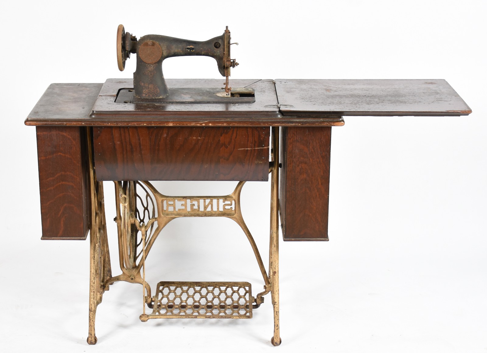 Antiga máquina de costura Singer com gabinete, metal com desgastes. - foto 9 de 11