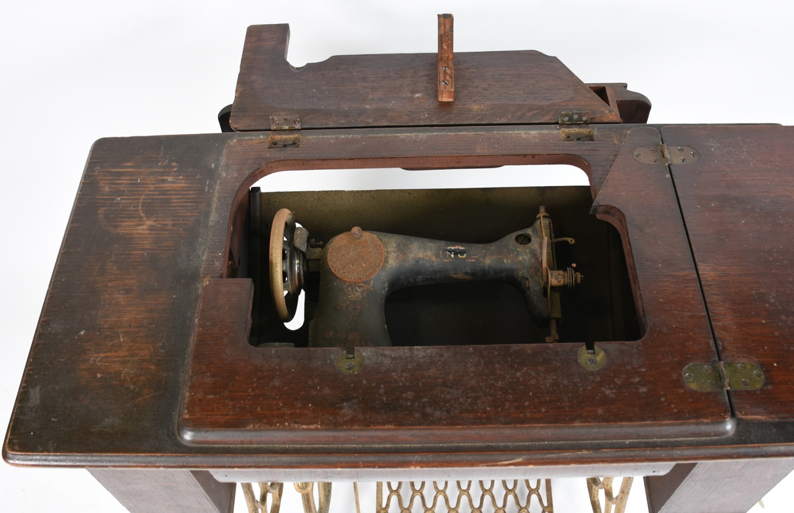 Antiga máquina de costura Singer com gabinete, metal com desgastes. - foto 10 de 11
