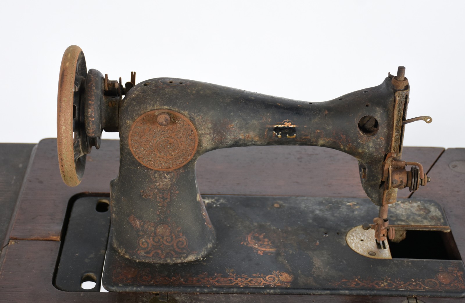 Antiga máquina de costura Singer com gabinete, metal com desgastes. - foto 11 de 11