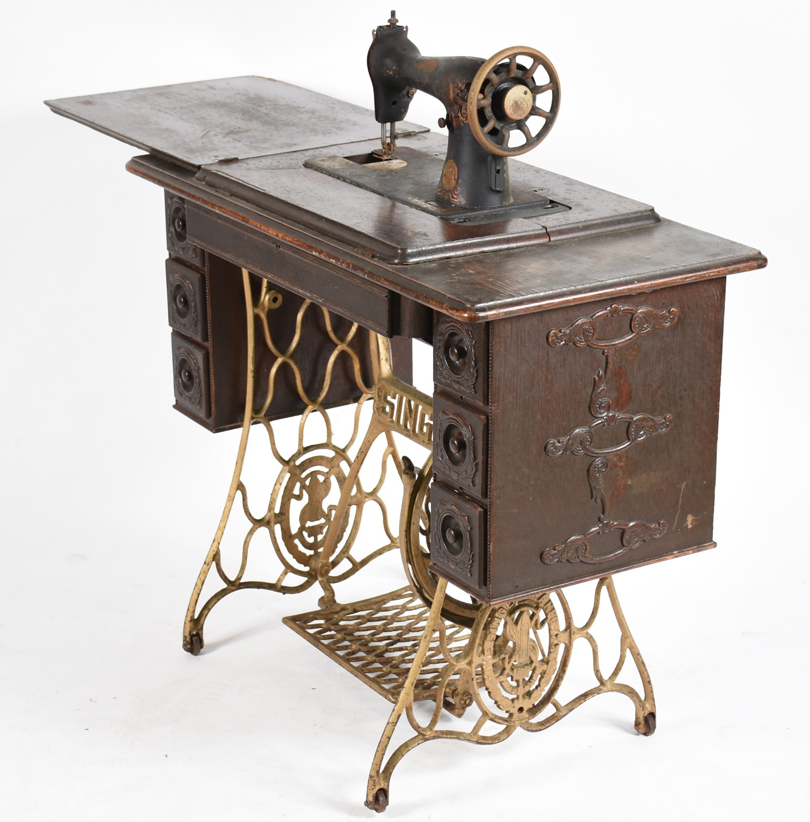 Antiga máquina de costura Singer com gabinete, metal com desgastes. - foto 1 de 11