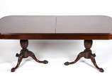 Mesa de jantar de madeira nobre, tampo retangul... - Mesa de jantar de madeira nobre, tampo retangular com duas tábuas extensoras (cada uma medindo 45 cm x 104 cm), base em duplo balaustre terminan...