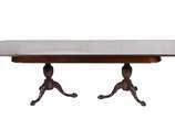 Mesa de jantar de madeira nobre, tampo retangul... - Mesa de jantar de madeira nobre, tampo retangular com duas tábuas extensoras (cada uma medindo 45 cm x 104 cm), base em duplo balaustre terminan...