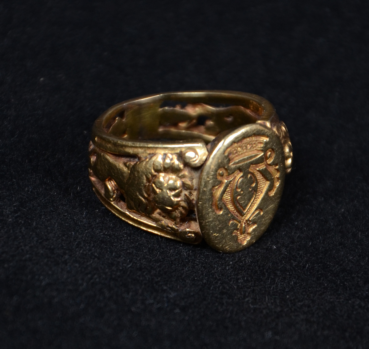Anel de ouro 18 k monogramado. Peso total: 16,3 g