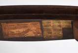 Mesa de jantar de madeira nobre, tampo retangul... - Mesa de jantar de madeira nobre, tampo retangular com duas tábuas extensoras (cada uma medindo 45 cm x 104 cm), base em duplo balaustre terminan...