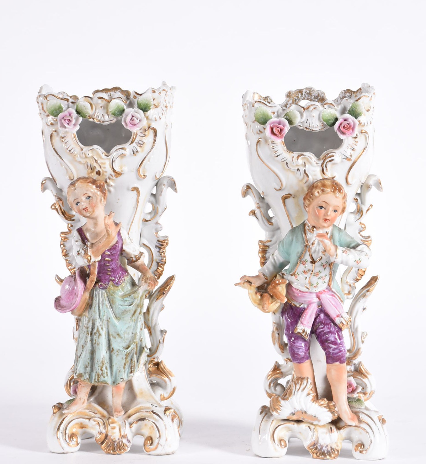 Par de vasos de porcelana europeia com figuras em relevo policromado... - foto 1 de 7