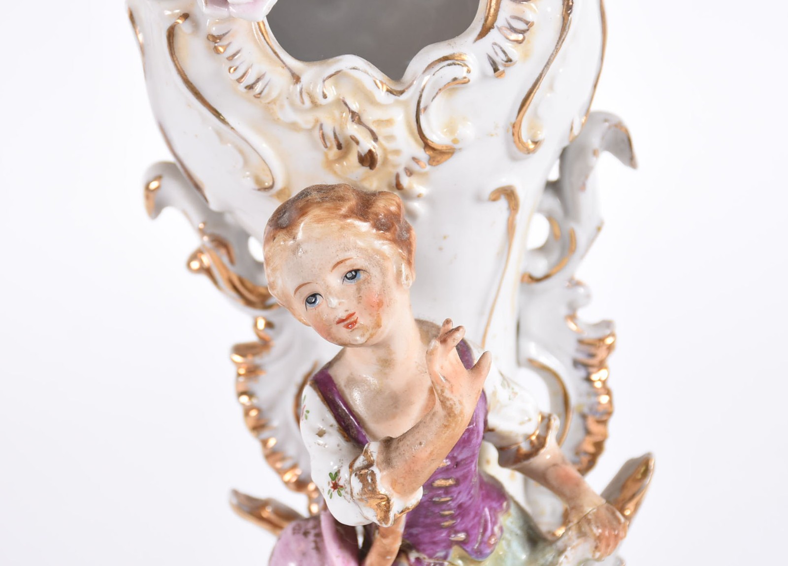 Par de vasos de porcelana europeia com figuras em relevo policromado... - foto 2 de 7
