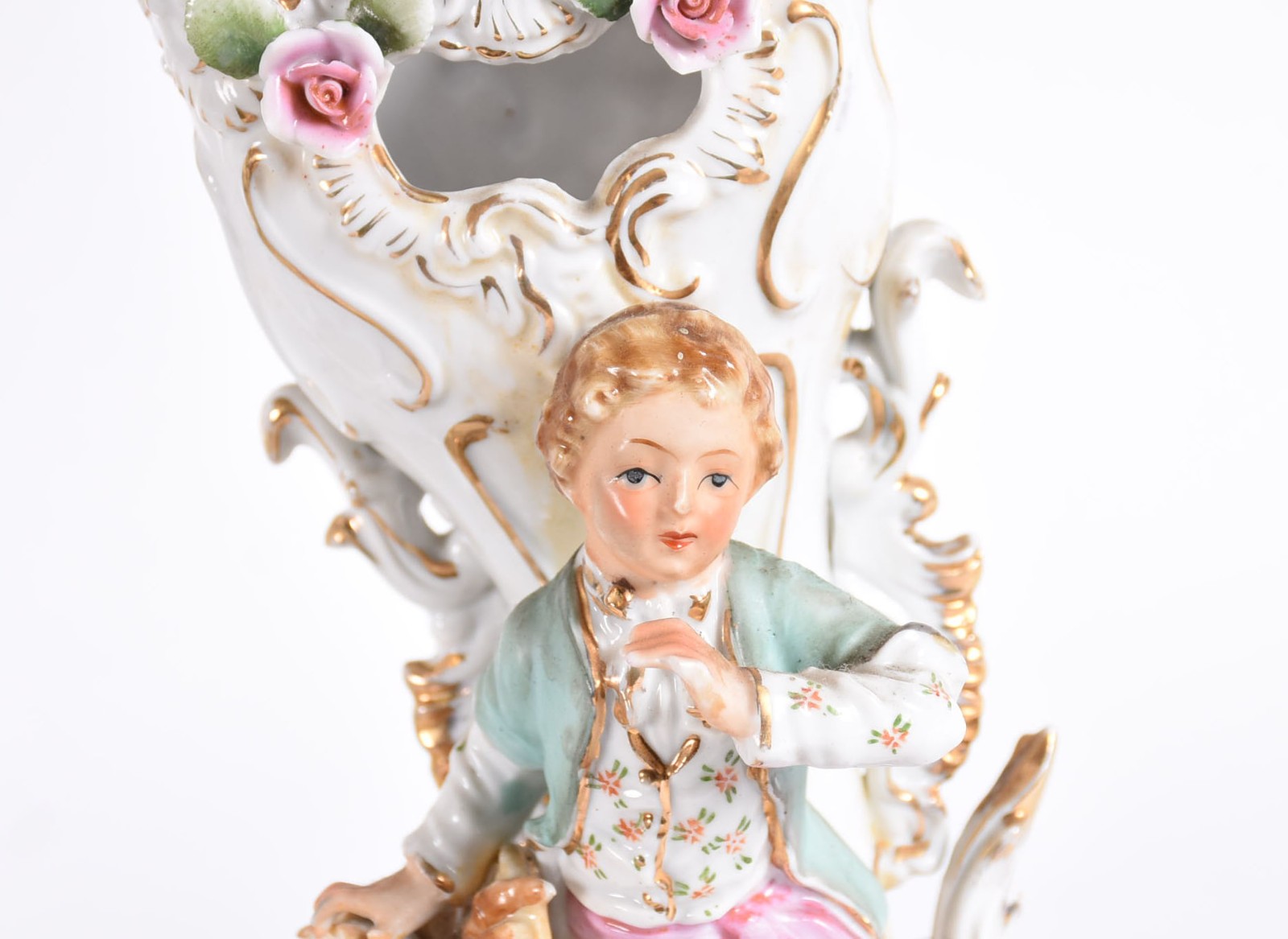 Par de vasos de porcelana europeia com figuras em relevo policromado... - foto 3 de 7