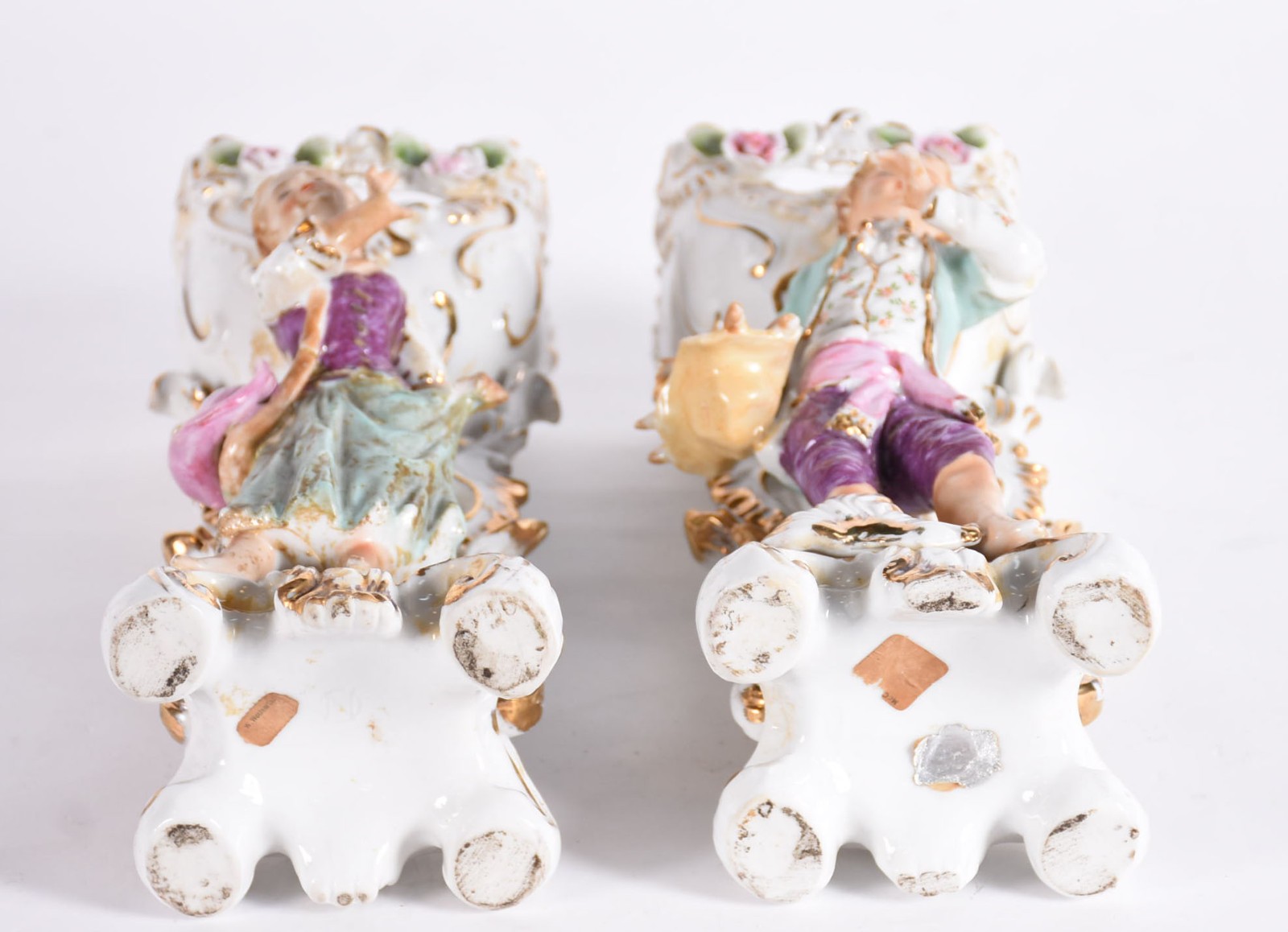 Par de vasos de porcelana europeia com figuras em relevo policromado... - foto 5 de 7