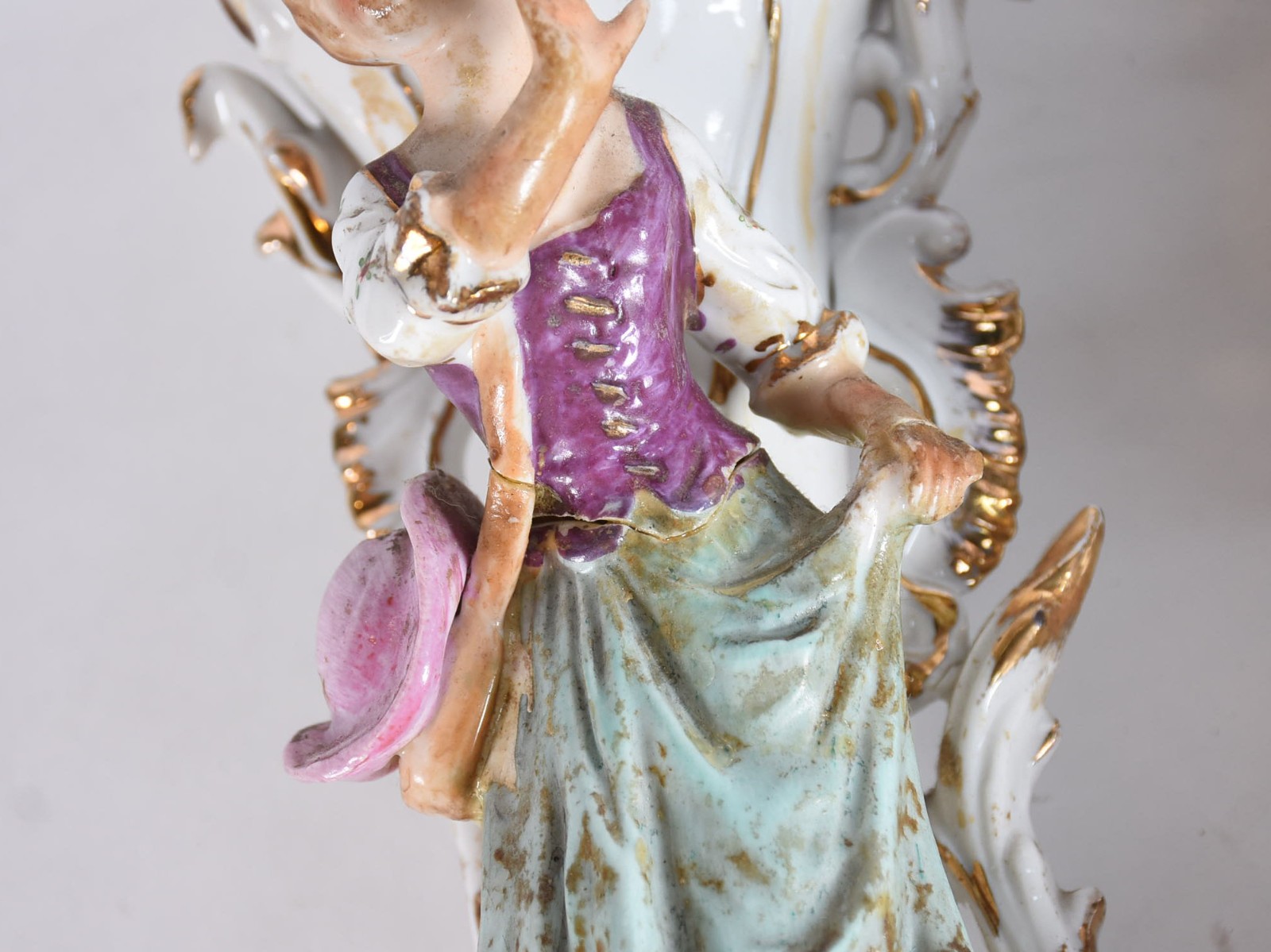 Par de vasos de porcelana europeia com figuras em relevo policromado... - foto 6 de 7