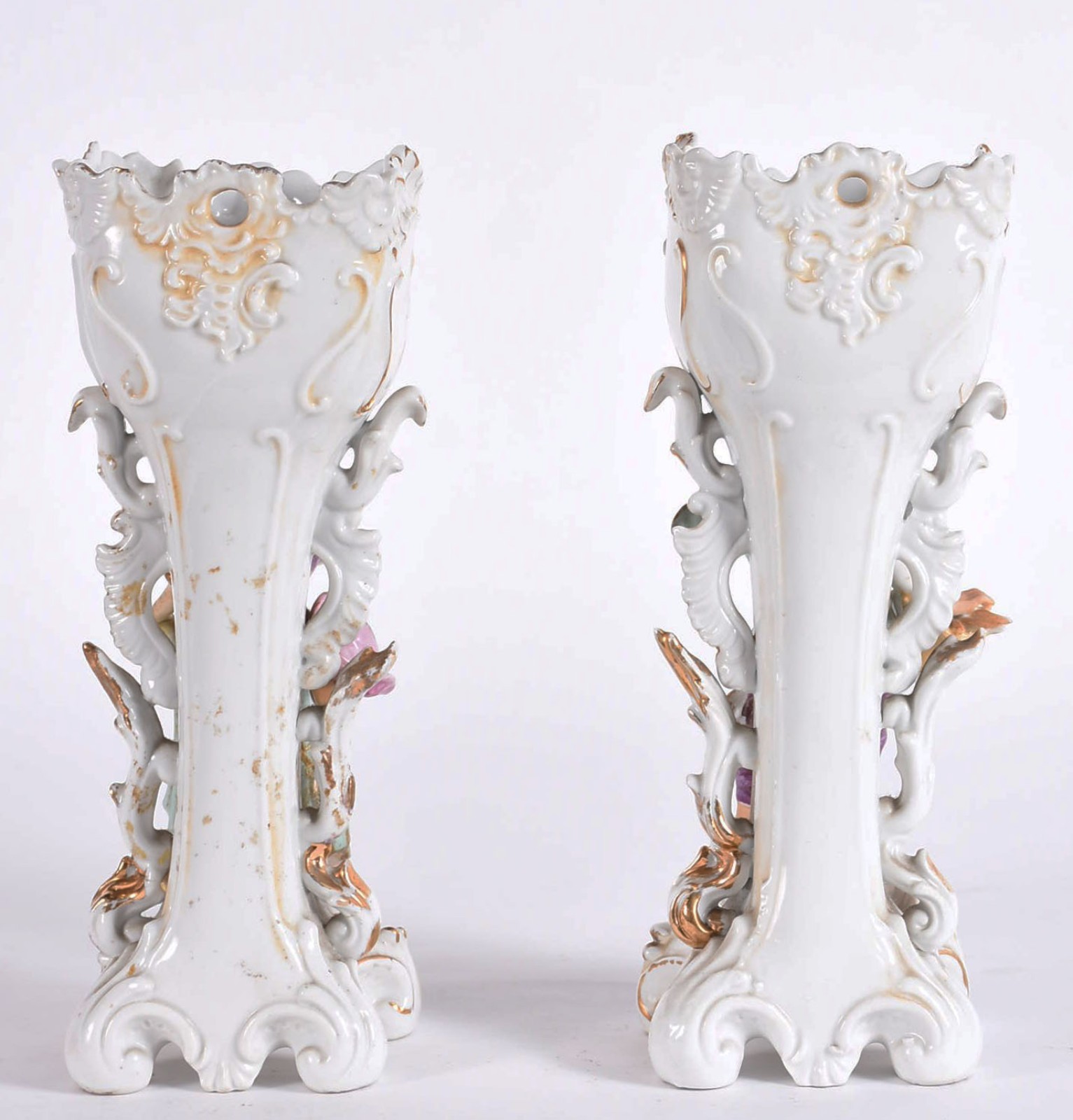 Par de vasos de porcelana europeia com figuras em relevo policromado... - foto 7 de 7