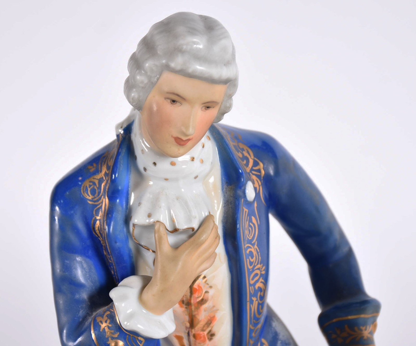 Par de figuras de porcelana policromada com realces dourados... - foto 3 de 5