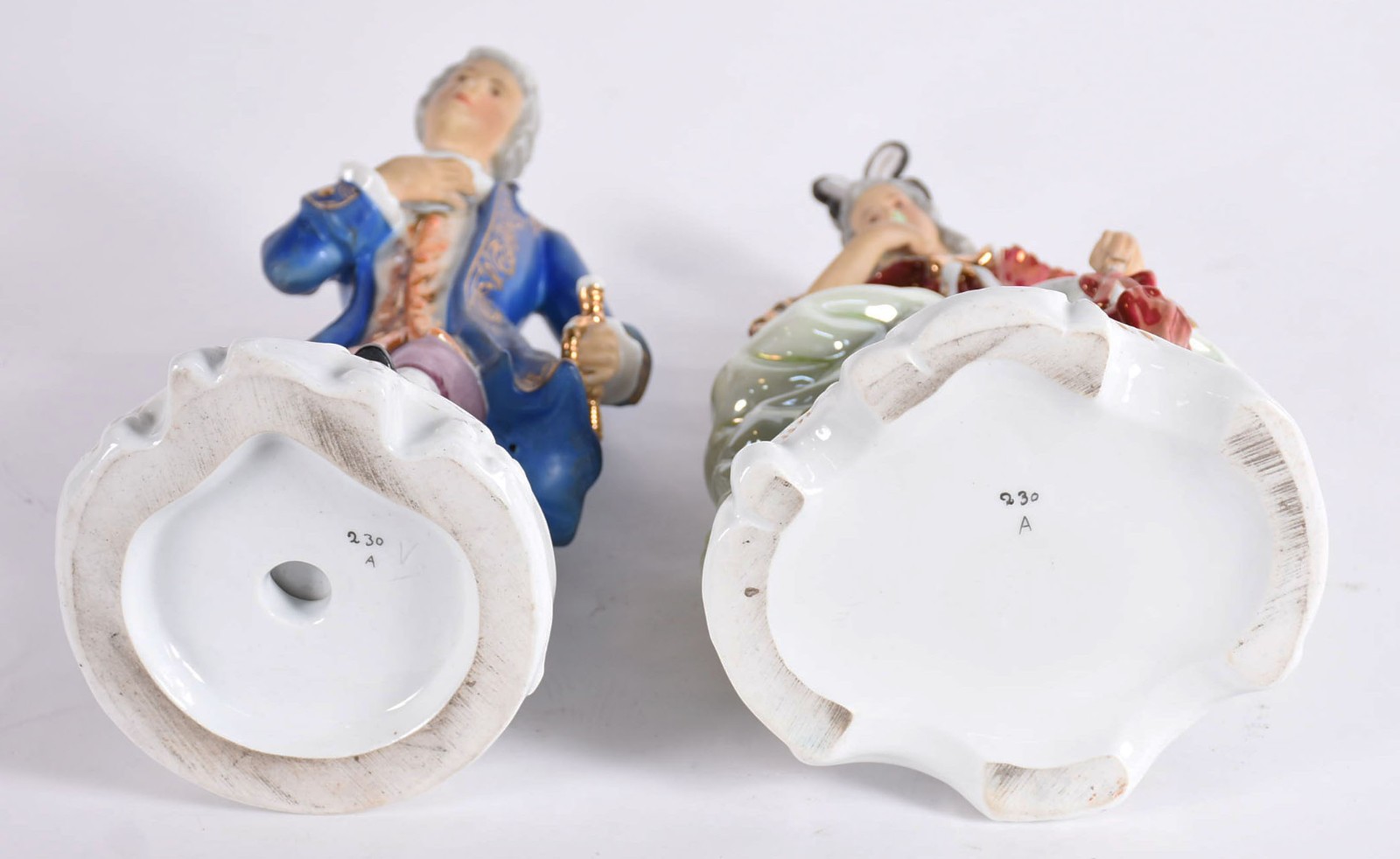 Par de figuras de porcelana policromada com realces dourados... - foto 4 de 5