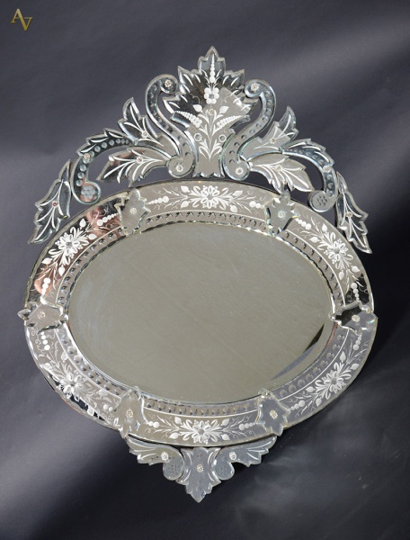 Espelho veneziano feitio oval, Itália, década de 60. Med. 93 x 72 cm.