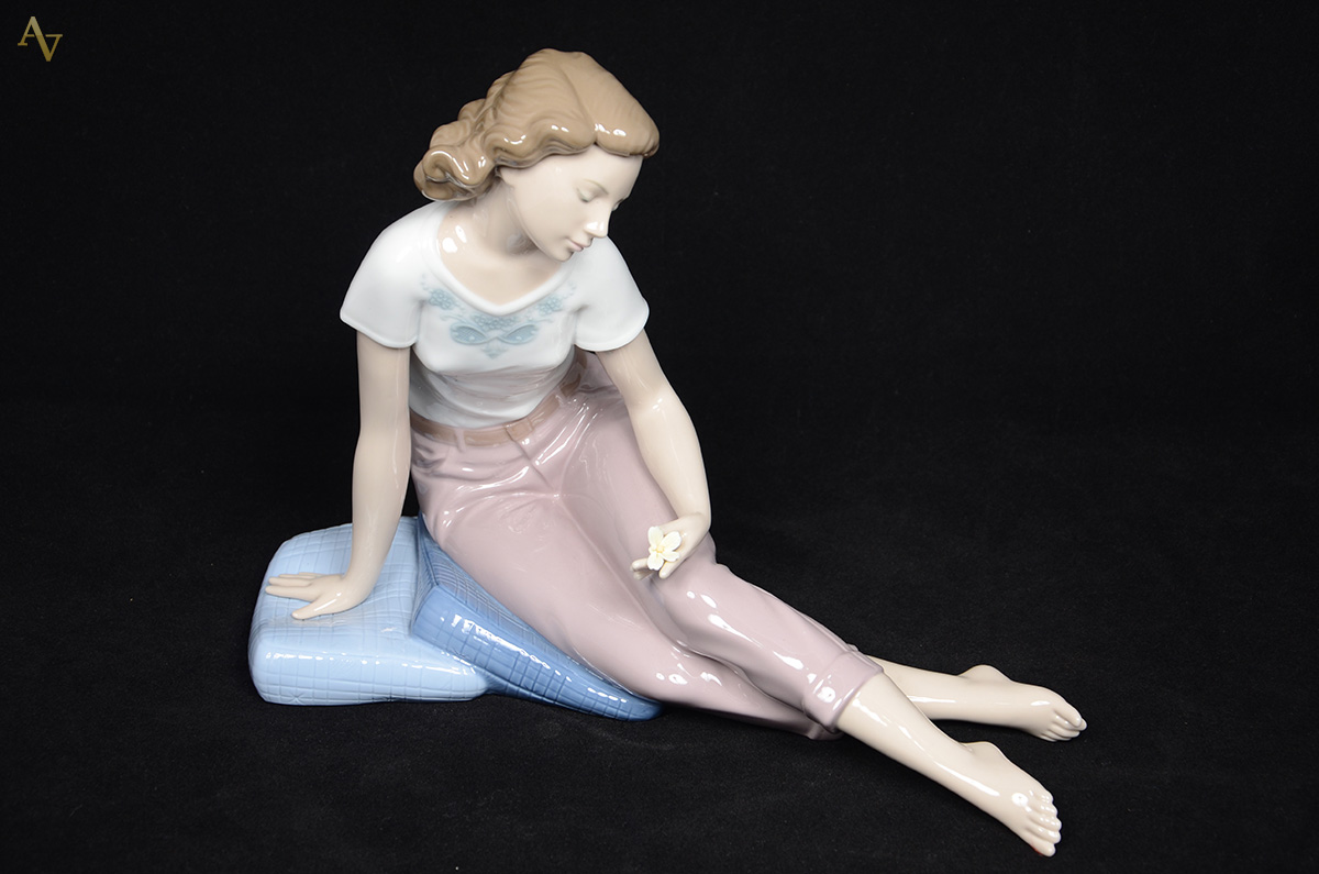 NAO - Escultura de porcelana representando menina sentada. Altura 24... - foto 1 de 2