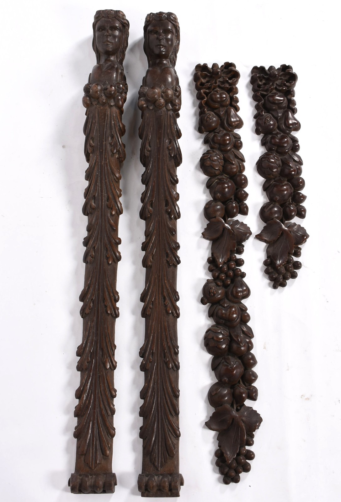 Quatro fragmentos/colunas diversas de madeira nobre entalhadas. - foto 1 de 3