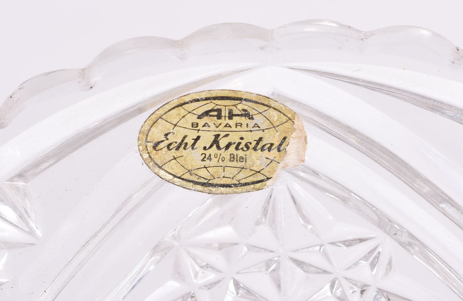 Fruteira de cristal alemão lapidado com base de metal. - foto 3 de 4