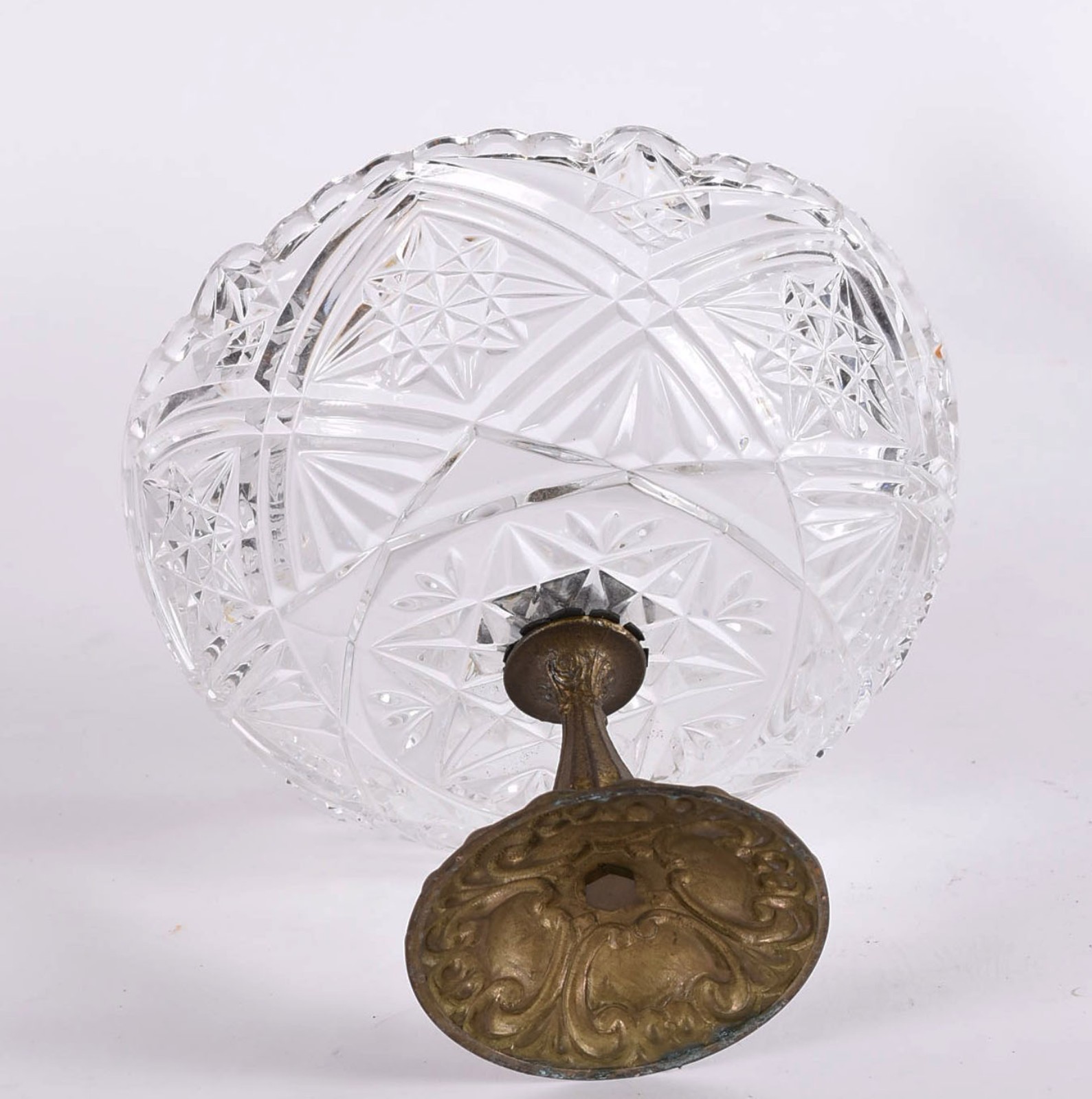 Fruteira de cristal alemão lapidado com base de metal. - foto 4 de 4