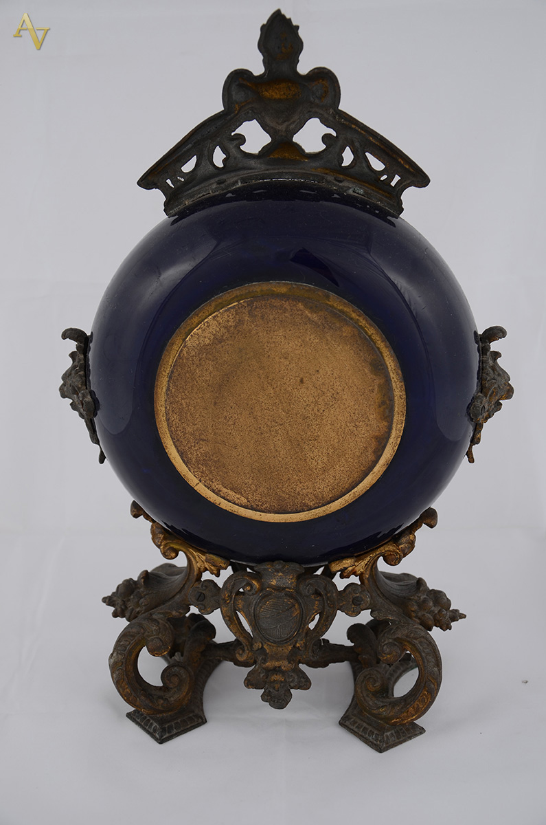 Relógio de mesa de porcelana possivelmente de SÈVRES, na cor azul... - foto 2 de 2