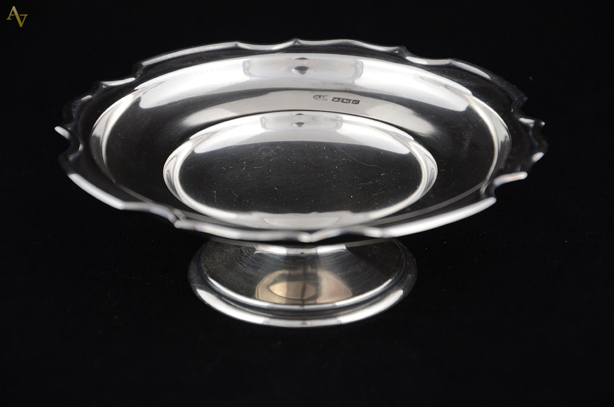 Bowl de prata inglesa com borda recortada, altura 5 diâmetro 15 cm.