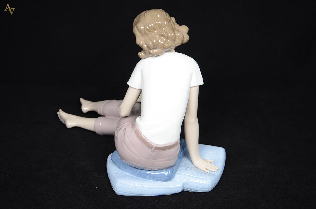 NAO - Escultura de porcelana representando menina sentada. Altura 24... - foto 2 de 2