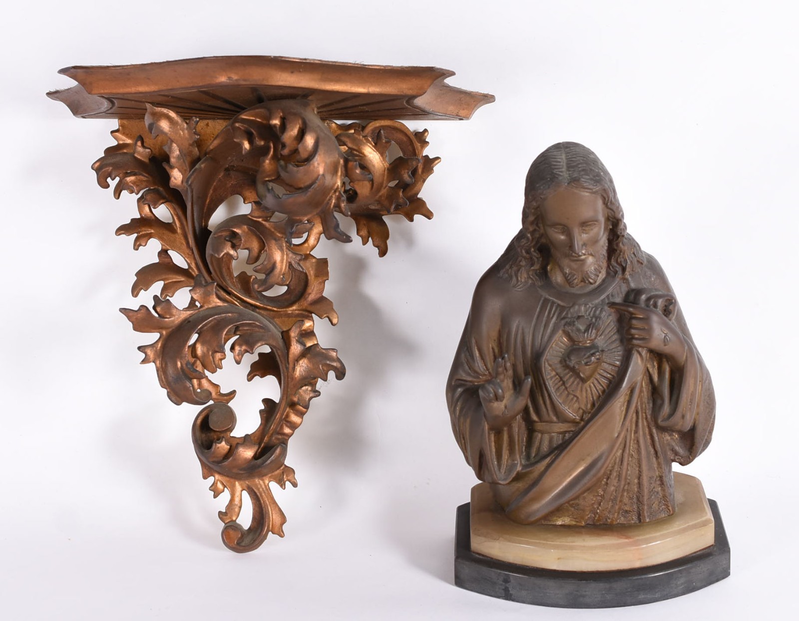 Duas peças, sendo Escultura representando Sagrado Coração de Jesus... - foto 1 de 5