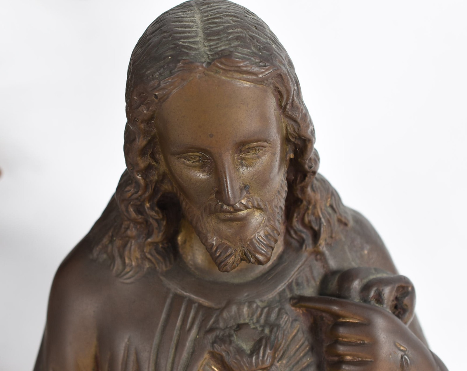 Duas peças, sendo Escultura representando Sagrado Coração de Jesus... - foto 2 de 5