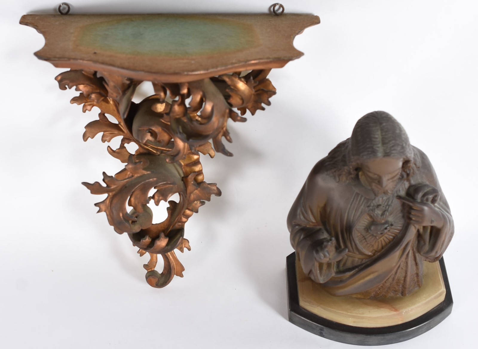 Duas peças, sendo Escultura representando Sagrado Coração de Jesus... - foto 3 de 5