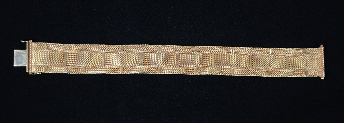 Pulseira trançada em ouro 18K. Peso: 38 g