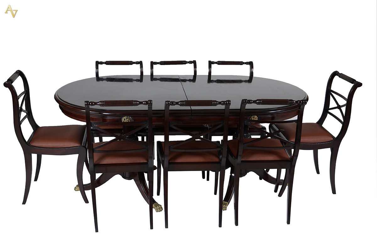 Sala de jantar de madeira nobre, estilo Inglês, composto de mesa...